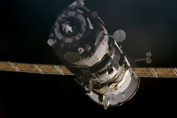 Progress M1-4 kurz vor dem Andocken an die ISS