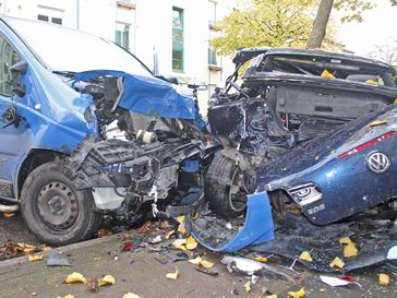 Der Renault Trafic und der VW Eos waren erheblich beschädigt und mussten abgeschleppt werden. Bild: Polizei