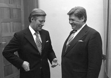 Bundeskanzler Helmut Schmidt (links) empfängt 1974 Hanns Martin Schleyer.