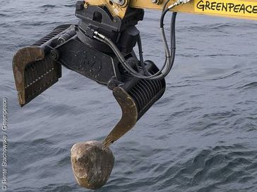 Einer der tonnenschweren Natursteine, die Greenpeace im Sylter Außenriff versenkt. Die Steine sollen das Riff vor zerstörerischer Fischerei schützen. Bild: Bente Stachowske / Greenpeace