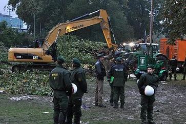 Räumarbeiten im Stuttgarter Mittleren Schlossgarten nach nächtlicher Baumfällaktion im Projekt Stuttgart 21. Bild: Mussklprozz / de.wikipedia.org
