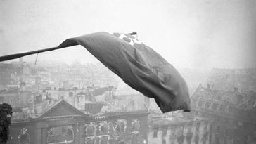 Auf dem Symbolbild: Das Siegesbanner über dem Reichstag Bild: Sputnik / Wladimir Grebnew