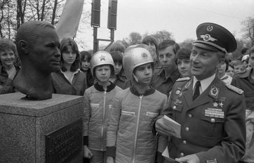 Sigmund Jähn vor der Büste von Juri Alexejewitsch Gagarin, 1981