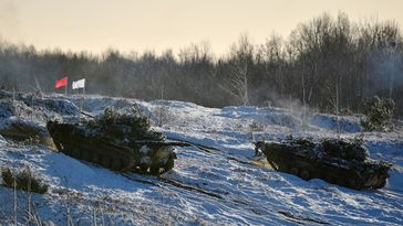 Panzerwagen nehmen am 12. Februar 2022 auf einem Übungsplatz im Gebiet Grodno an den weißrussisch-russischen Manövern "Entschlossenheit der Union" teil.