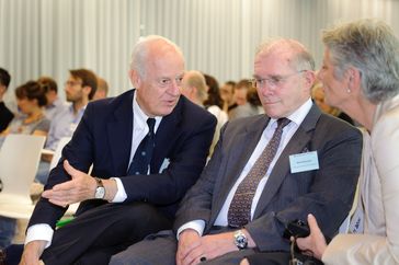 Von links: Staffan de Mistura (Sonderbeauftragter des Generalsekretärs der Vereinten Nationen für Afghanistan) im Gespräch mit Klaus Naumann (ehem. Generalinspekteur der Bundeswehr), (2011), Archivbild