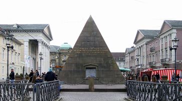 Die Pyramide auf dem Marktplatz von Karlsruhe, das Grabmal des Stadtgründers Karl Wilhelm. Links die Stadtkirche, rechts das Rathaus