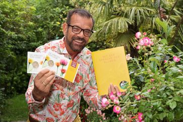 Karl Ploberger beherrscht sie fließend und empfiehlt die Sprache der Blumen  Bild: Copyright by: FRANZ NEUMAYR  Fotograf: Franz Neumayr