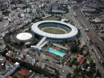 Das Maracanã-Stadion, links daneben die Mehrzweckhalle Maracanãzinho und im Vordergrund der Parque Aquático Júlio Delamare.