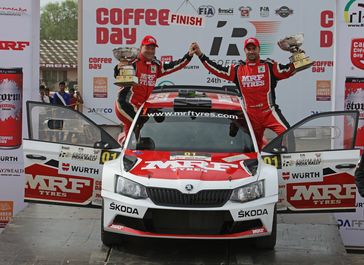 SKODA bei der Coffee Day India Rally (APRC): Gaurav Gill aus Indien gewann sein Heimspiel zusammen mit seinem belgischen Beifahrer Stéphane Prévot und holte im SKODA FABIA R5 des MRF SKODA Teams seinen insgesamt dritten APRC-Titel.