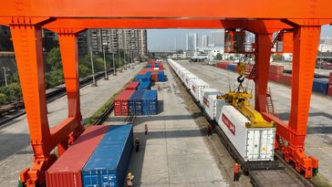 Symbolbild: Dieser Zug, der vom Südbahnhof Jiujiang, China abfährt, benötigt etwa 15 Tage, um in Selyatino, Russland anzukommen. Aufnahme vom 2. November 2022. Bild: Legion-media.ru