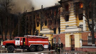 Das Verteidigungsforschungsinstitut steht in Flammen