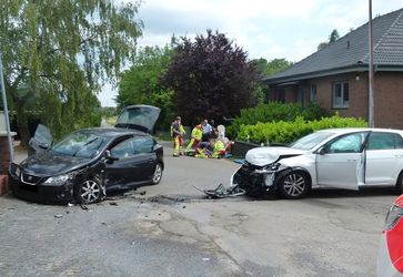 Die beiden Autos kollidierten auf einer Kreuzung. Bild: Polizei Minden-Lübbecke