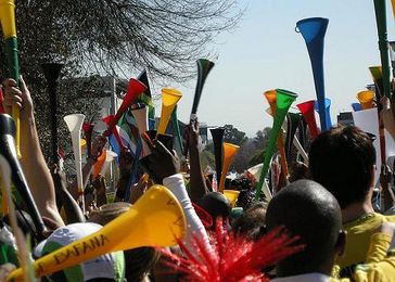 Vuvuzelas in verschiedenen Farben am "Vuvuzela Day" Bild: Dundas Football Club