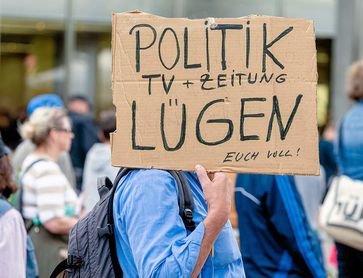 Viele Menschen haben den Glauben an Politik und Medien verloren (Symbolbild)