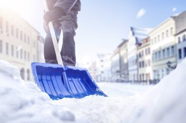 Beherzigt man ein paar Tipps, kann das Schneeschippen rückengerechter vonstattengehen