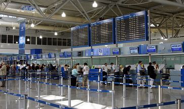 Flughafen Athen-Eleftherios Venizelos: Check-in-Schalter im Terminal