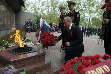 Wladimir Putin am 9. Mai 2014. Blumen am Denkmal für die Verteidiger von Sewastopol in 1941-1942