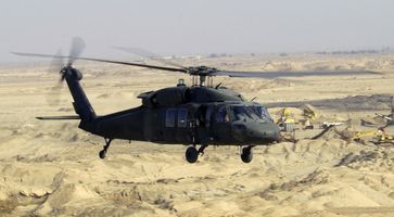 Ein UH-60L „Black Hawk“ der US Army im Irak