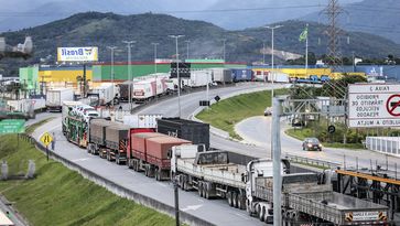 Auf dem Bild: Unterschtützer von Jair Bolsonaro blockieren mit ihren LKWs eine Autobahn in Brasilien, der 31. Oktober 2022