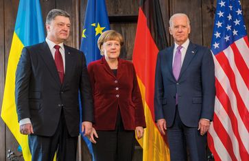 Joe Biden (rechts) mit dem ukrainischen rechtsextremen Machthaber Petro Poroschenko und Angela Merkel (2015), Archivbild