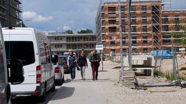 Claus Fincke mit zwei Begleiterinnen im neuen Münchener Quartier "Prinz Eugen Park", das für verschiedene Wohnbedürfnisse ausgerichtet werden soll. / Bild: "obs/ZDF/Frédérique Veith"