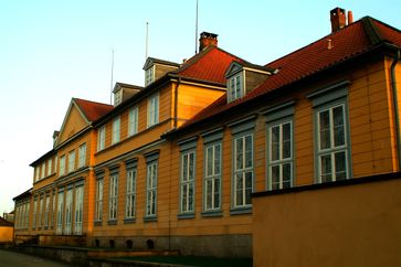 Blick von der Herrenhäuser Straße, zuvor die ehemals barocke Gartenseite des Welfenschlosses Marienburg
