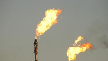 Abfackeln von Gas in einer Raffinerie (Symbolbild)