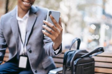 Frau mit Smartphone