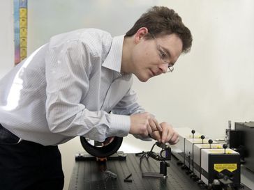 Bernhard Zachhuber beim Montieren optischer Elemente des Spektrometers
Quelle: TU Wien (idw)