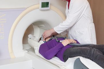 Die funktionelle Magnetresonanztomographie (fMRT) macht Veränderungen der Sauerstoffanreicherung im Gehirn sichtbar. Quelle: Foto: Heiko Grandel (idw)