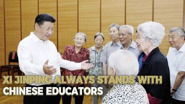 Der chinesische Präsident Xi Jinping spricht während eines Besuchs in der Beijing Bayi School mit erfahrenen Lehrerinnen und Lehrern, 9. September 2016. Bild: Xinhua)