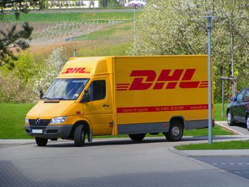 Paketdienst: DHL-Fahrzeug