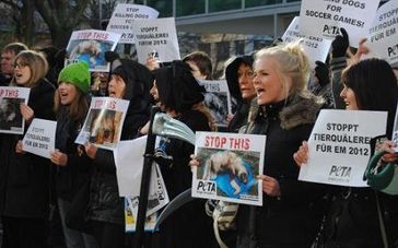 PETA-Protest gegen die Hundetötungen von der ukrainischen Botschaft in Berlin, November 2011. Bild: PETA