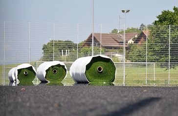 Kunstrasen-Rollen, bereit zum Auslegen