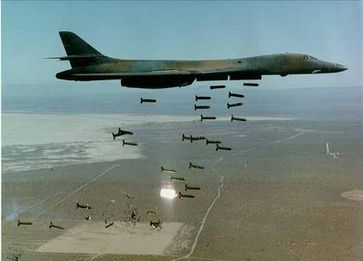 Ein US-amerikanischer B-1-Bomber  wirft 30 „Cluster-Bomben“ ab. Bild: de.wikipedia.org