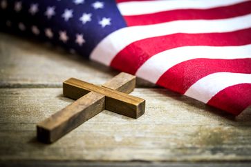 Vor allem in ländlichen Regionen der USA spielt die Kirche eine wichtige gesellschaftliche Rolle. /  Bild: "obs/ZDFinfo/Shutterstock/enterlinedesign"