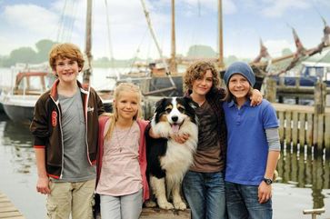 v.l.n.r.: "Julian" (Quirin Oettl), "Anne" (Neele Marie Nickel), "Timmy" (Coffey), "George" (Valeria Eisenbart), "Dick" (Justus Schlingesiepen). Bild: Constantin Film Verleih GmbH