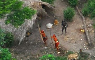Man nimmt an, dass die unkontaktierten Indianer aus Peru über die Grenze nach Brasilien gedrängt wurden, weil illegale Abholzung in ihrem angestammten Gebiet wütet. Bild  von 2008 © Gleison Miranda/FUNAI