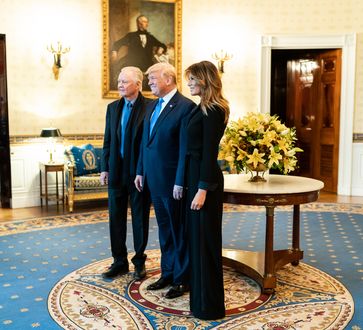 V.l.r.: Jon Voight, President Donald J. Trump und First Lady Melania Trump (2019)