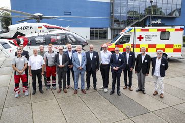 Christoph 11 feiert 50. Geburtstag mit Staatsekretär Thomas Blenke MdL (7. von rechts), Dr. Krystian Pracz, Vorstandsvorsitzender der DRF Luftrettung (6. von links) und Jürgen Roth, Oberbürgermeister in Villingen-Schwenningen und Vorsitzender des DRK Kreisverbandes Villingen-Schwenningen e.V. (6. von rechts) (2025) Bild: DRF Luftrettung Fotograf: Marc Eich