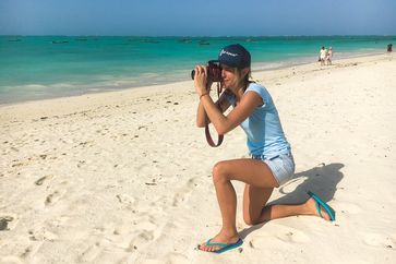 Eine der Beach-Inspector.de Testerinnen auf Sansibar. Bild: "obs/Beach Inspector"