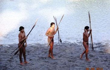 Sieben unkontaktierte Indigene nahmen im Juni Kontakt mit einer Gemeinde sesshafter Ashaninka-Indianer an der Grenze zwischen Brasilien und Peru auf. Brasilianische Behörden haben die Indigenen nach einem Grippe-Ausbruch behandelt. Bild: FUNAI