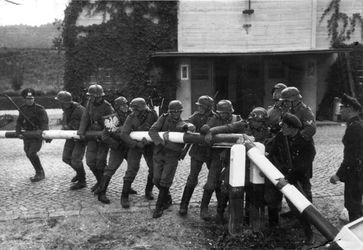 Deutsche Soldaten stellen die Zerstörung eines polnischen Schlagbaums an der Grenze zur Freien Stadt Danzig nach, 1. September 1939