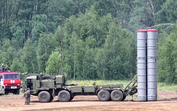 S-400 Triumf (russisch С-400 Триумф, NATO-Codename: SA-21 Growler) ist ein in der Sowjetunion sowie in Russland entwickeltes und produziertes, mobiles allwetterfähiges Langstrecken-Boden-Luft-Raketen-System zur Bekämpfung von Kampfflugzeugen und Marschflugkörpern in allen Flughöhen. Ebenso ist es vorgesehen, angreifende ballistische Kurz- und Mittelstreckenraketen abzufangen.