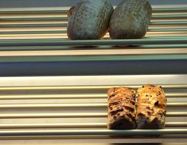 Etwa 2,7 Tonnen Brot und Backwaren bleiben in der Woche in einer Bäckerei unverkauft liegen. Wie diese Mengen reduziert werden können, hat ein Forschungsprojekt an der FH Münster untersucht. Quelle: FH Münster/Fachbereich Oecotrophologie – Facility Management (idw)
