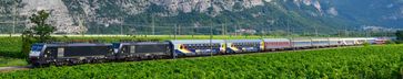 Ein Urlaubs-Express-Autoreisezug im Etschtal auf dem Weg nach Verona  Bild: Train4you Vertriebs GmbH Fotograf: Matthias Kümmel