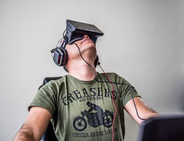 Sergei Orlowski, Gründer und Geschäftsführer von Nival Interactive, beim Test von Oculus Rift (2013)