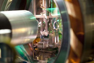 Herzstück des Experiments ist ein optischer Resonator, der aus zwei sehr stark reflektierenden Spiegel besteht.
Quelle: Foto: C. Lackner (idw)