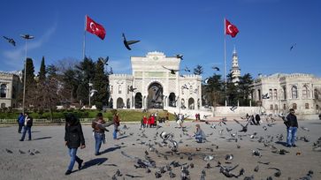 Haupteingang der Universität Istanbul; Sie ist die älteste (Gründung 1453) und größte Universität der Türkei.