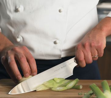 Chroma-Messer kosten im deutschen Einzelhandel (Stand 2012) zwischen 13 € für ein in China produziertes Kochmesser und 20.000 € für ein vom verstorbenen japanischen Meister Okishiba Masakuni gefertigtem Einzelstück.